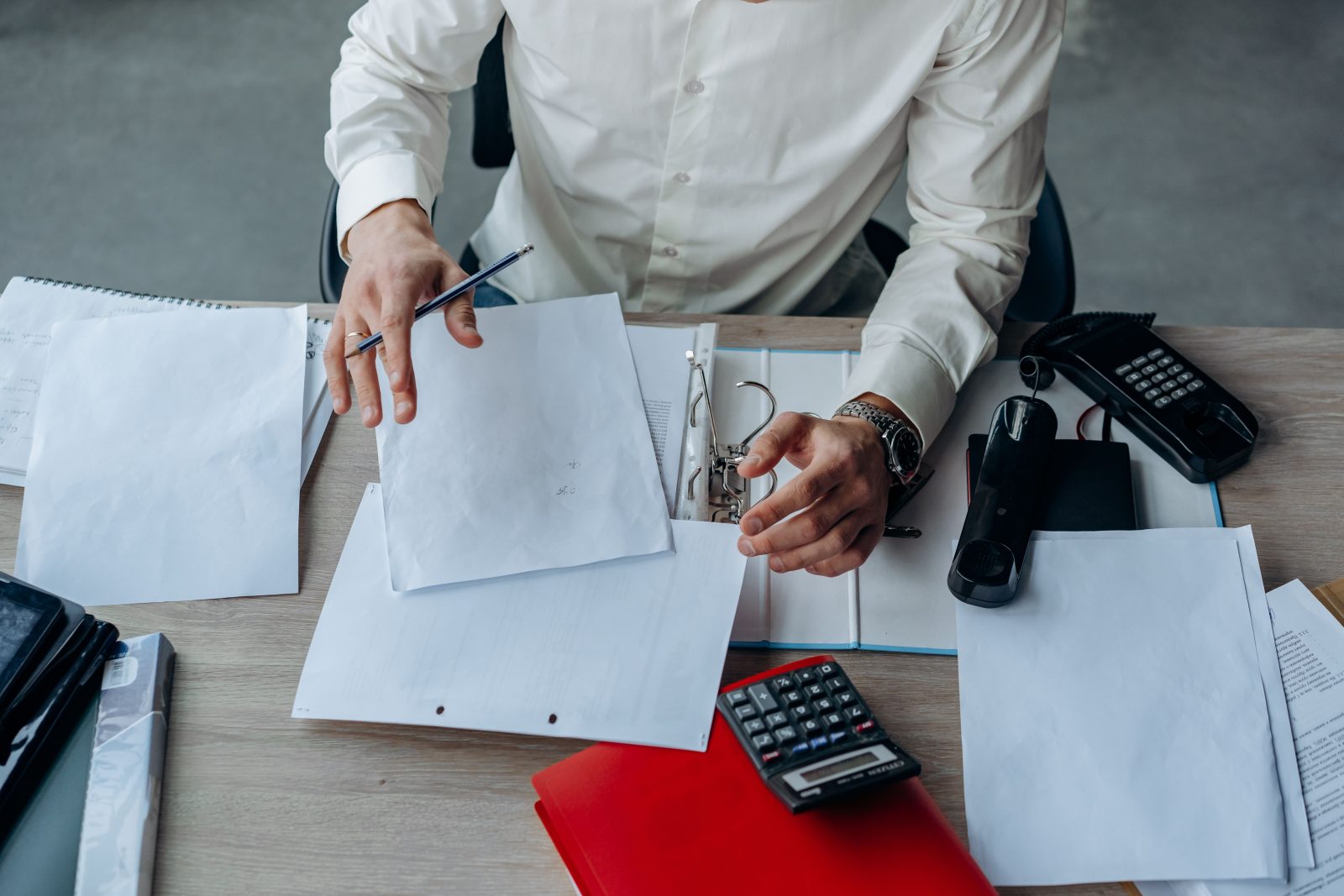 Plusieurs documents et factures sur un bureau