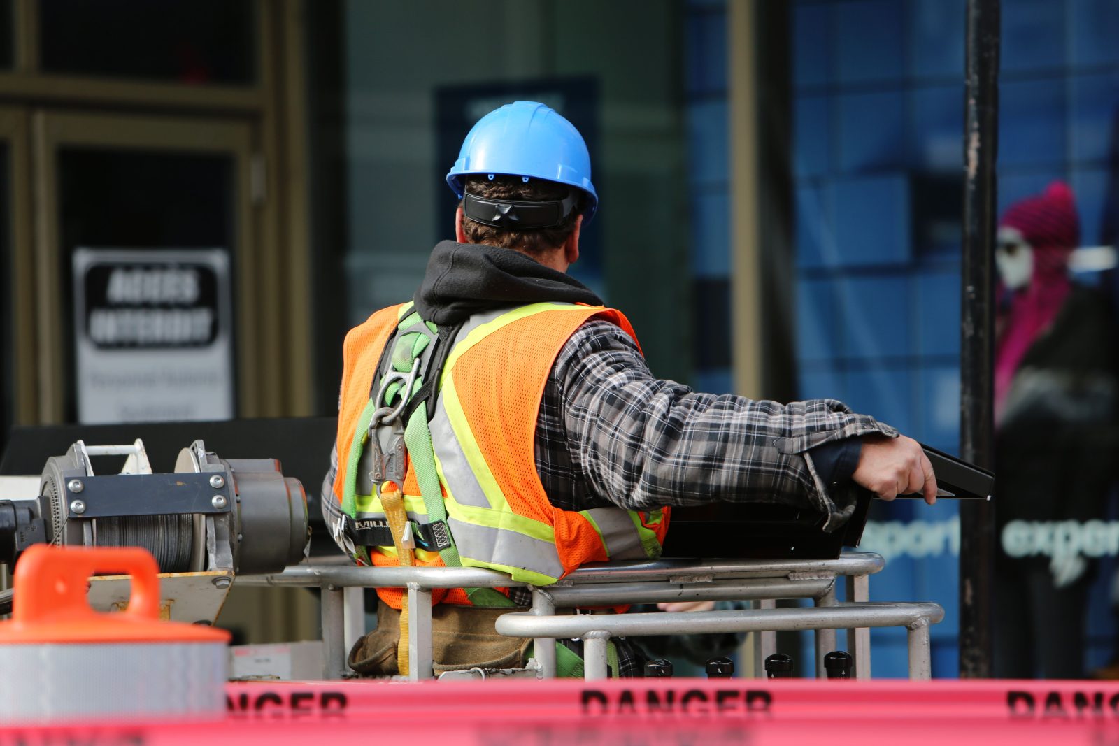 Un chef de chantier sur une nacelle