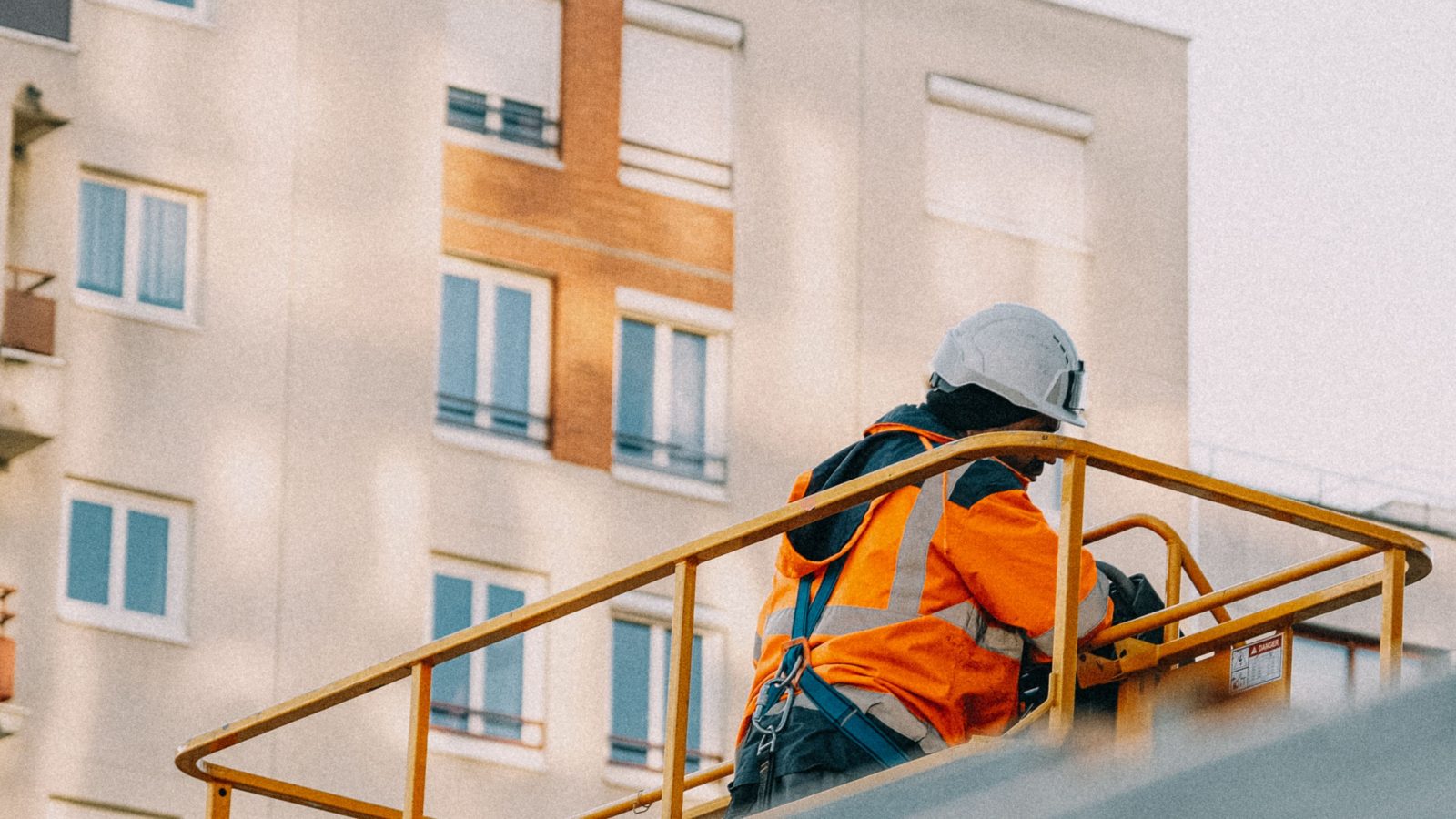 Homme sur une nacelle lors d'une opération de maintenance en hauteur